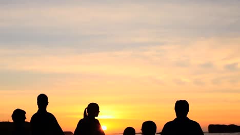 Familie-Am-Strand-Bei-Sonnenuntergang