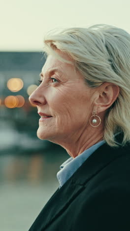 Sonrisa,-Rostro-Y-Mujer-De-Negocios-En-La-Ciudad