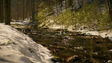 Río-Fresco-Que-Fluye-En-Las-Montañas-De-Invierno