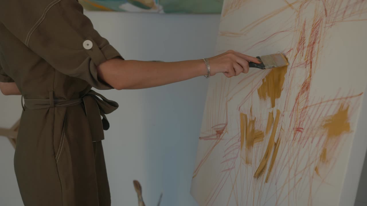 pintura de un artista en lienzo