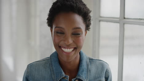 Nahaufnahme-Porträt-Einer-Schönen-Afroamerikanischen-Frau,-Die-Glücklich-Lacht-Und-Den-Erfolg-Ihres-Lebensstils-Genießt-Und-In-Die-Kamera-Blickt-Und-Eine-Jeansjacke-Trägt