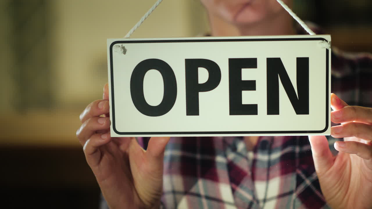 el vendedor cierra la tienda en el concepto de trabajo tardío de la noche