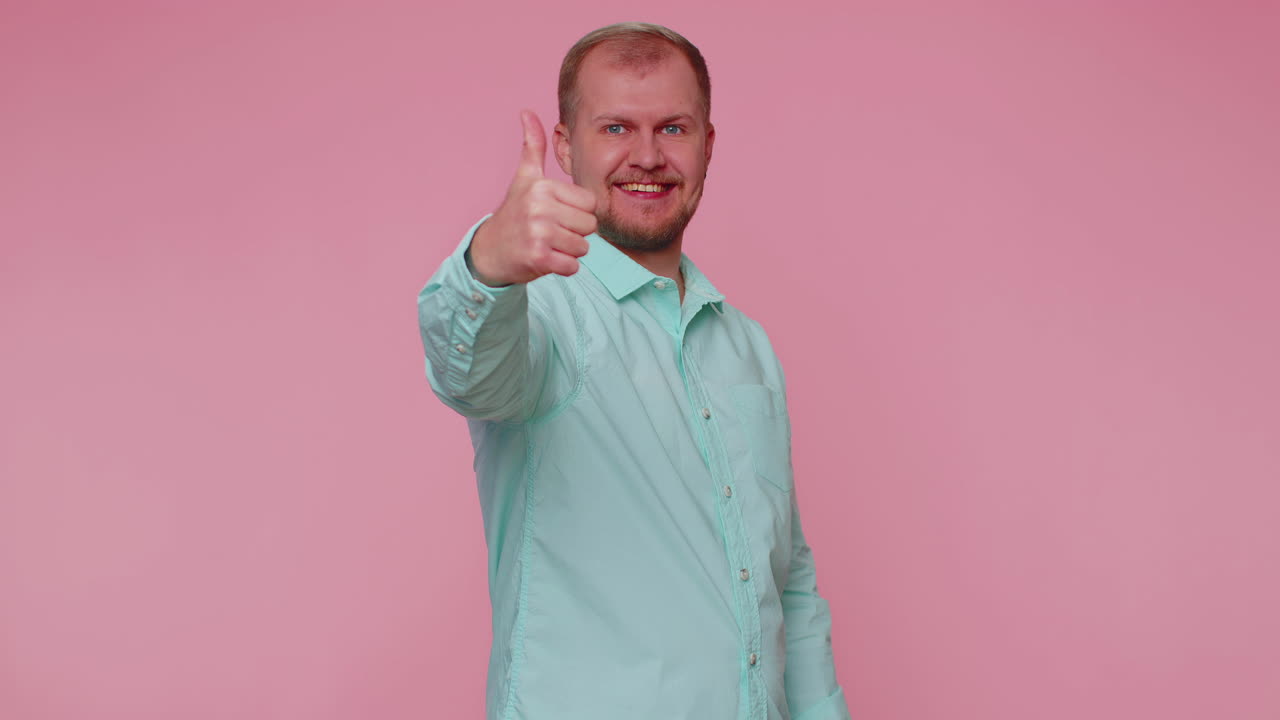 수염 을 가진 사람 은 엄지 손가락 을 들여서 동의 하거나 긍정적 인 대답 을 하는 것 을 추천 한다