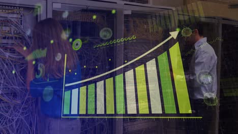 Animation-Von-Finanzdiagrammen-über-Einem-Kaukasischen-Mann,-Der-Serverkabel-überprüft