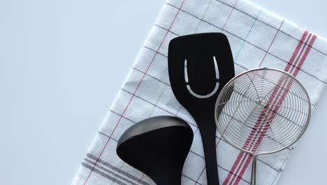 cuchara de cocina en un paño de mesa vista superior