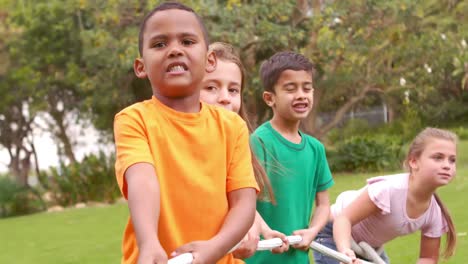 niños tirando de una cuerda grande