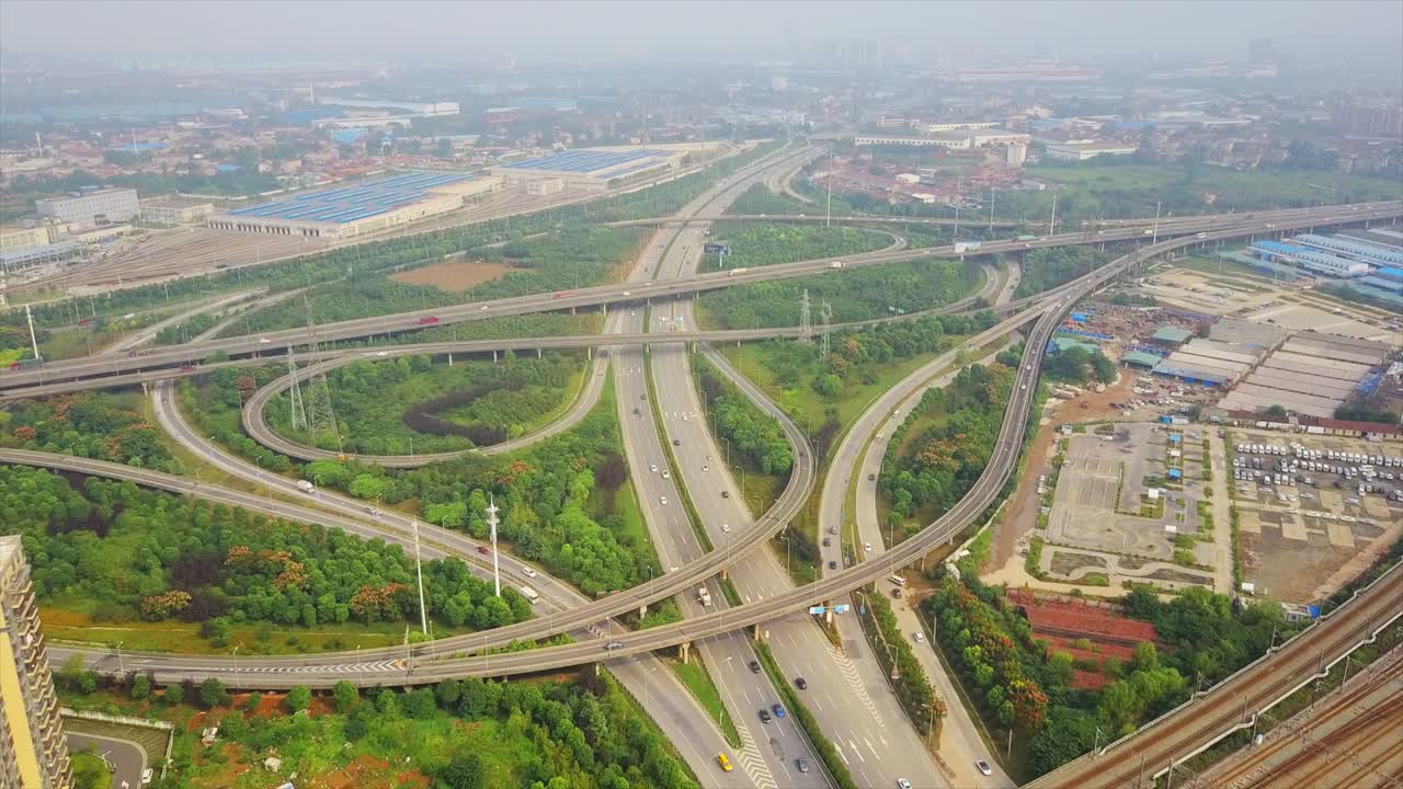 hora del día ciudad de wuhan tráfico de automóviles y trenes cruce panorama aéreo 4k china