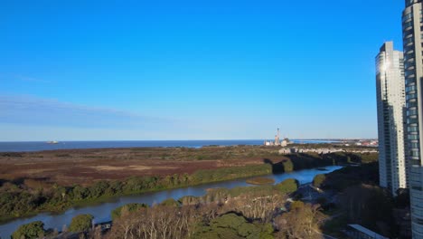 imágenes aéreas de drones de 4k de puerto madero recorriendo la reserva natural a lo largo de las aguas costeras en argentina