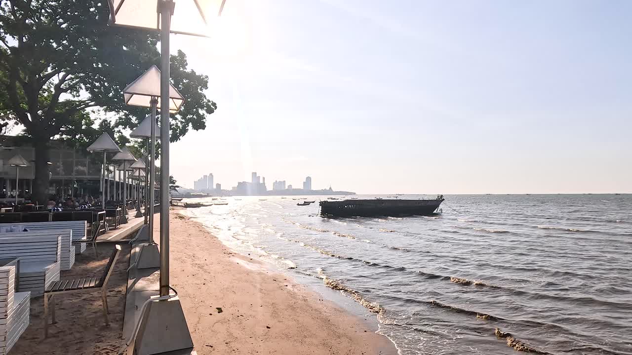 멀리 있는 도시 스카이라인과 함께 평온한 바다