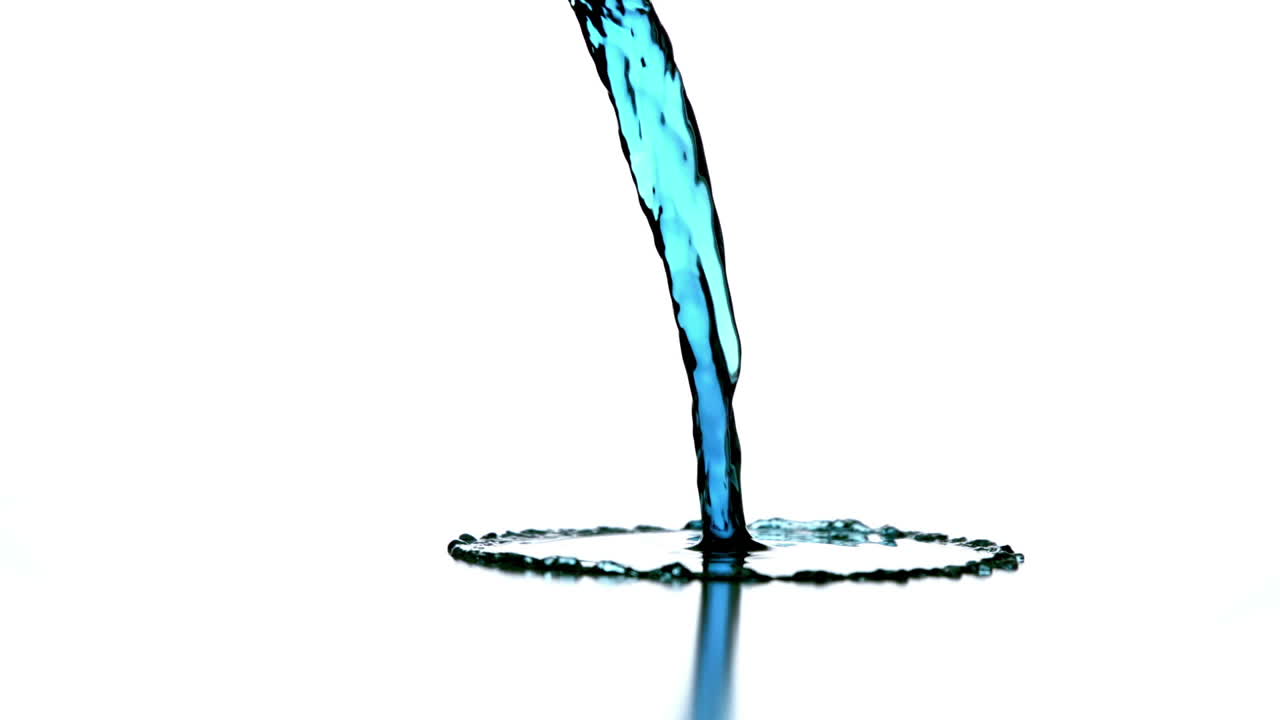 하 바탕에 파란 액체가 아지는 것