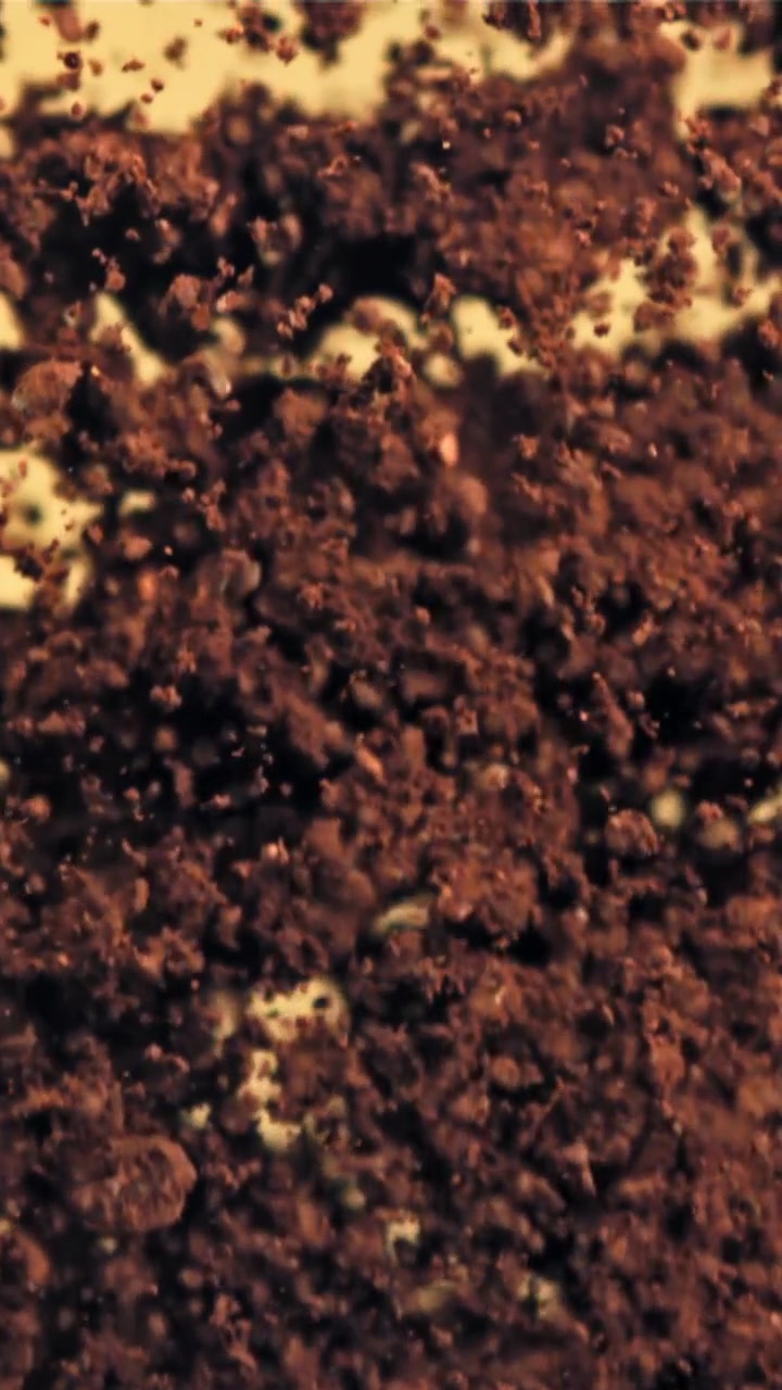Fondi di Caffè Marroni che Salgono e Turbinano in un Liquido
