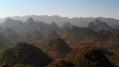 vista del interminable paisaje de formaciones montañosas por la tarde