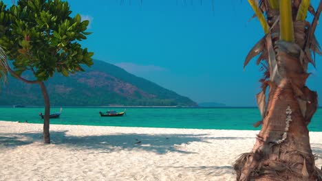 Ein-Wunderschöner-4K-UHD-Cinemagraph-Eines-Tropischen-Küstenstrandes-Auf-Der-Insel-Perhentian,-Malaysia,-Mit-Booten-Und-Palmen