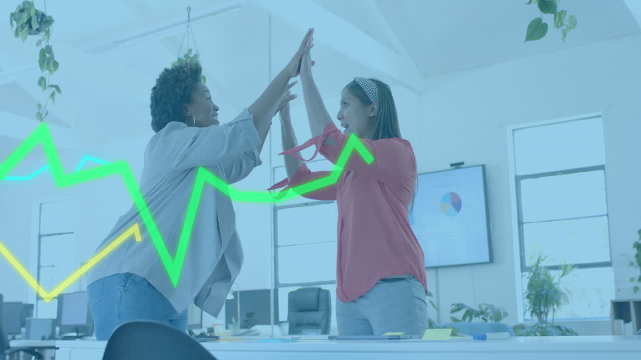 procesamiento de gráficos sobre felices y diversas compañeras de trabajo que dan los cinco en la oficina casual