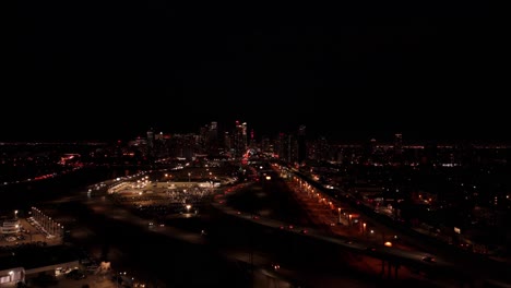 Vuelo-Con-Drones-Del-Centro-De-Calgary-Por-La-Noche