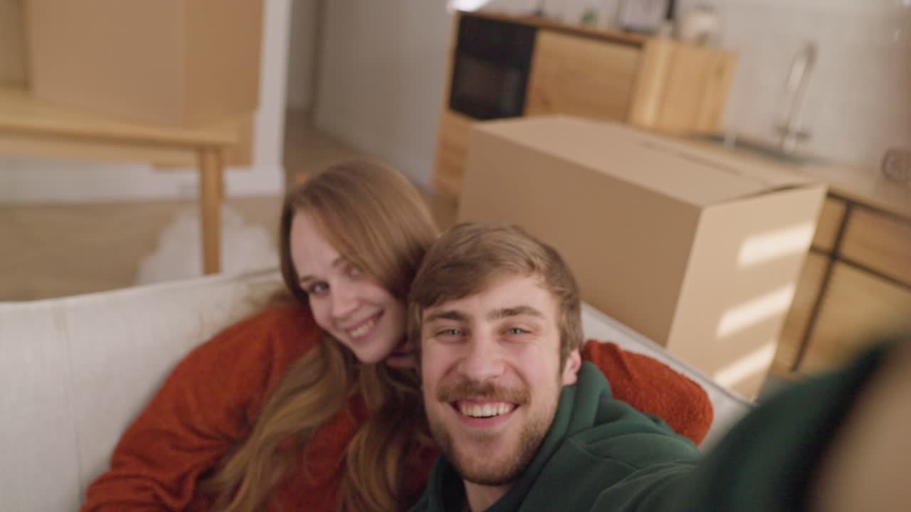 una pareja feliz mudándose juntos.