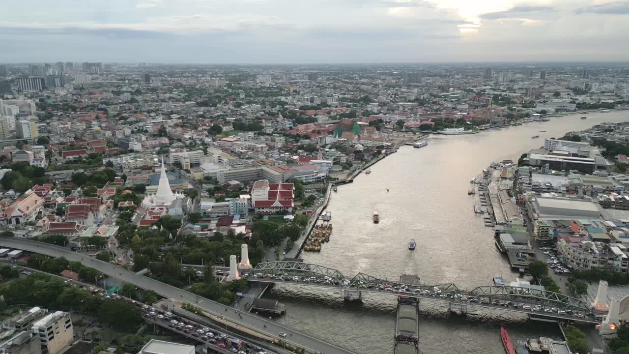 태국 방 시의 공중 풍경 강 다리가 도시 지역을 가로지르고, 스카이 라인