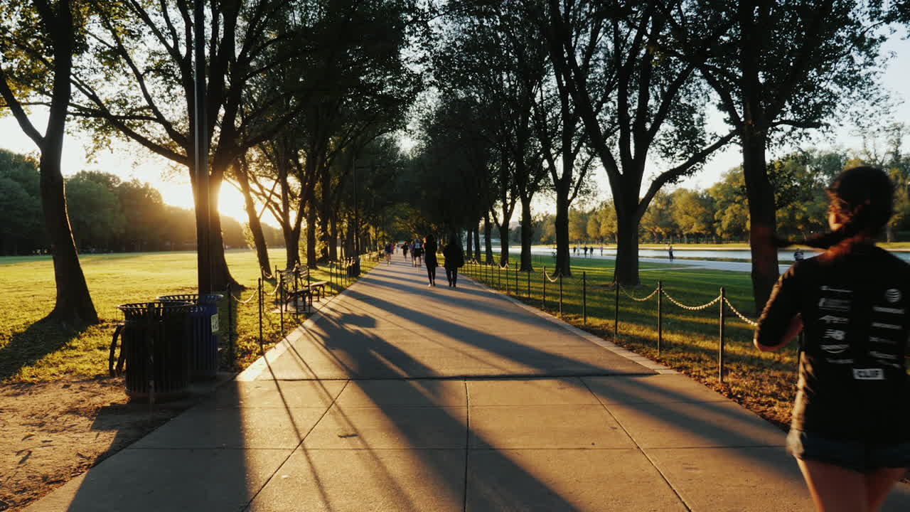 corredores y ciclistas en el parque de washington
