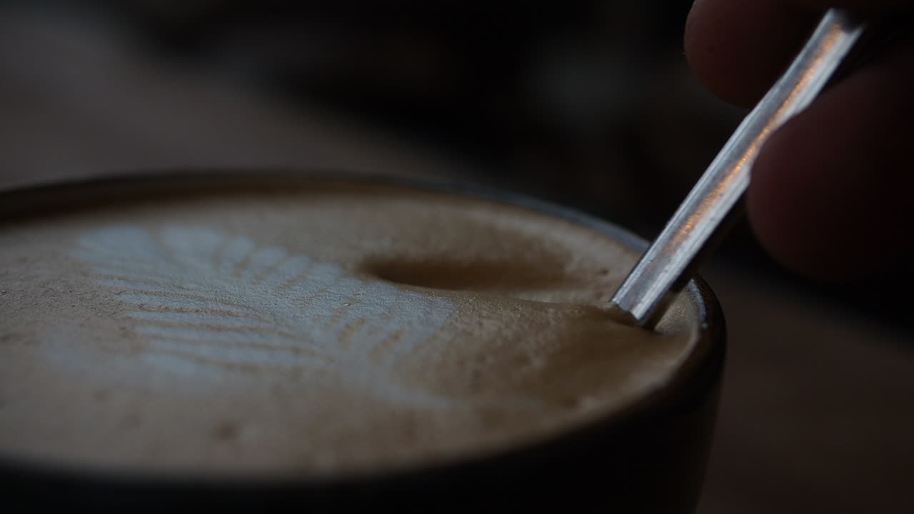 mezclar con cuchara bajo la espuma de un capuchino