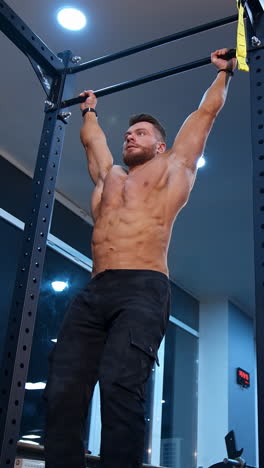 hombre realizando pull-ups en el gimnasio