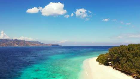 Abstrakte-Tropische-Insel-Mit-Palmen,-Weißem-Sandstrand-Und-Kristallklarem-Türkisfarbenem-Wasser,-Dominikanische-Republik