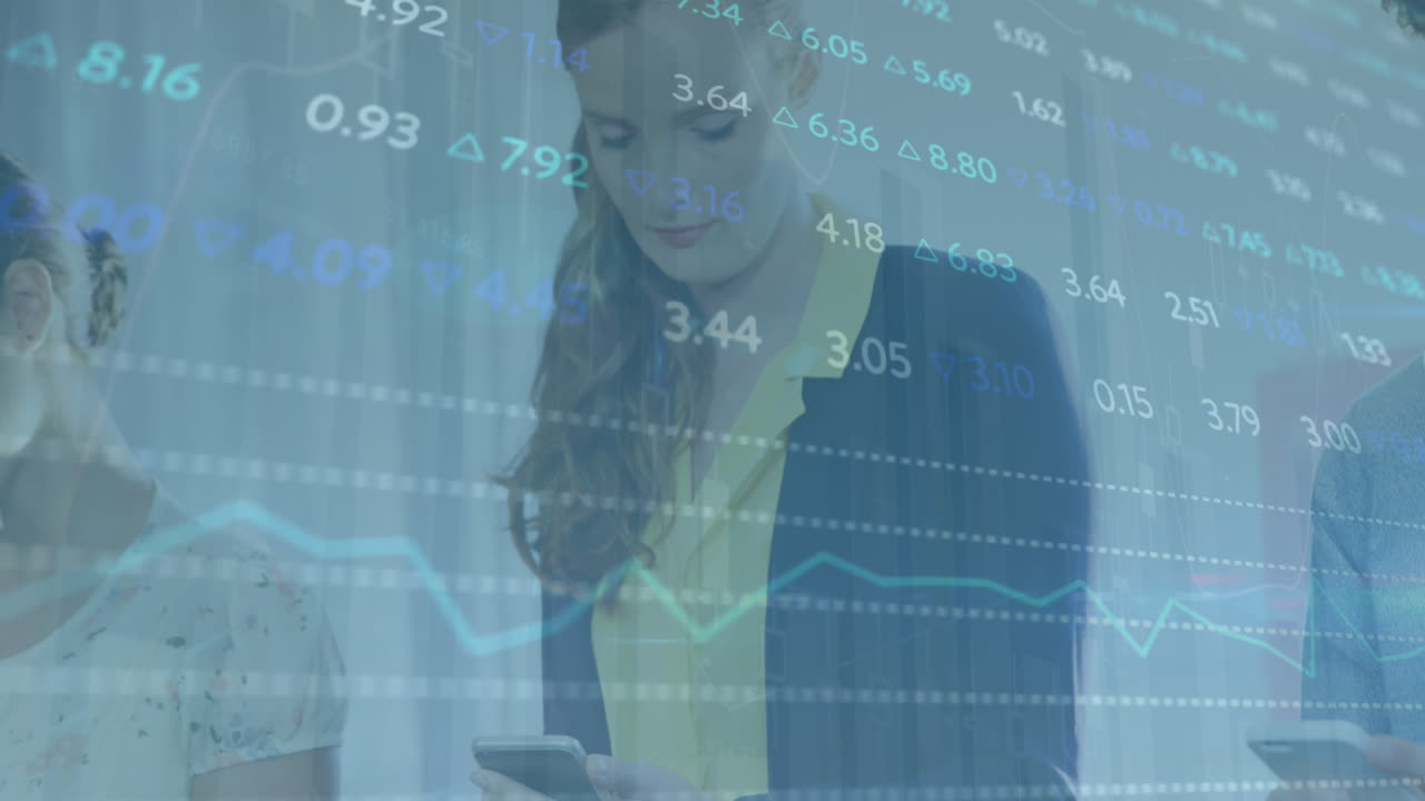 animación del procesamiento de datos del mercado de valores contra diversos empresarios que utilizan teléfonos inteligentes en la oficina