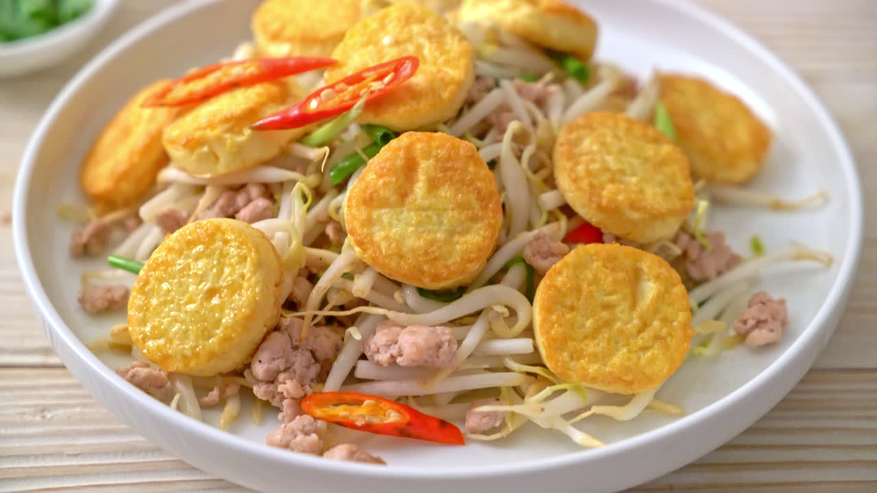 볶은 콩나물, 달걀 두부, 다진 돼지고기 - 아시아 음식 스타일