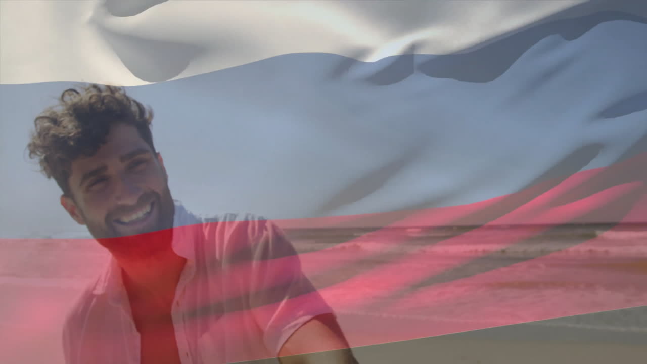 Uomo sorridente all'aperto che tiene in mano la bandiera russa in una giornata di sole, con animazione in sovrimpressione.