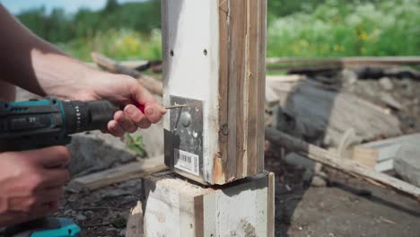 Akkuschrauber-Befestigungsschraube-An-Ankerwinkel-Und-Holzsäule