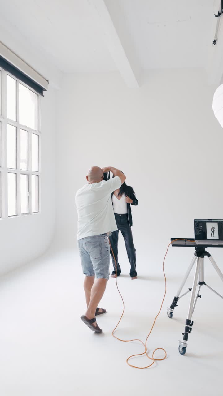 fotógrafo en un entorno de estudio