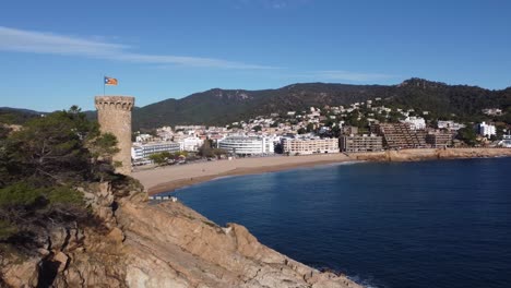 ciudad vieja en la orilla del mar en un día soleado
