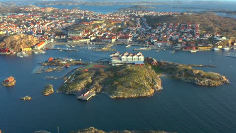 vista aérea de la ciudad de las islas smögen, comunidad sueca en el condado de västra götaland