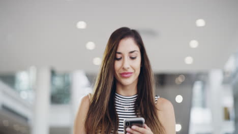 Teléfono,-Mujer-De-Negocios-Y-Caminar-En-La-Oficina