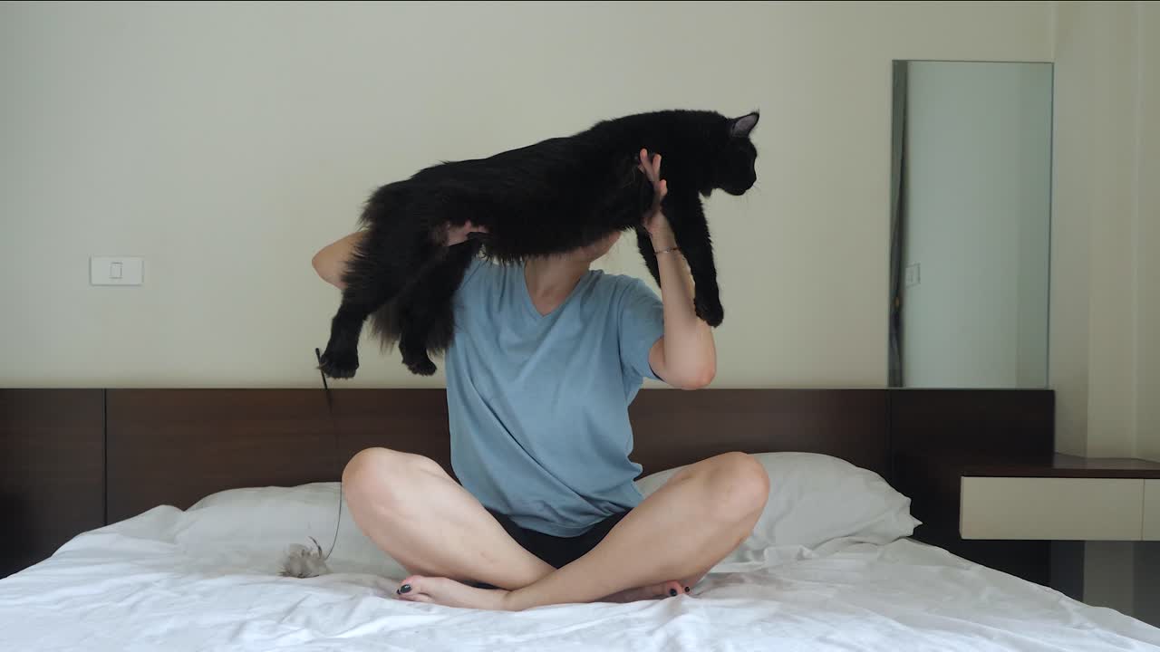 침대에 앉아 있는 젊은 여성