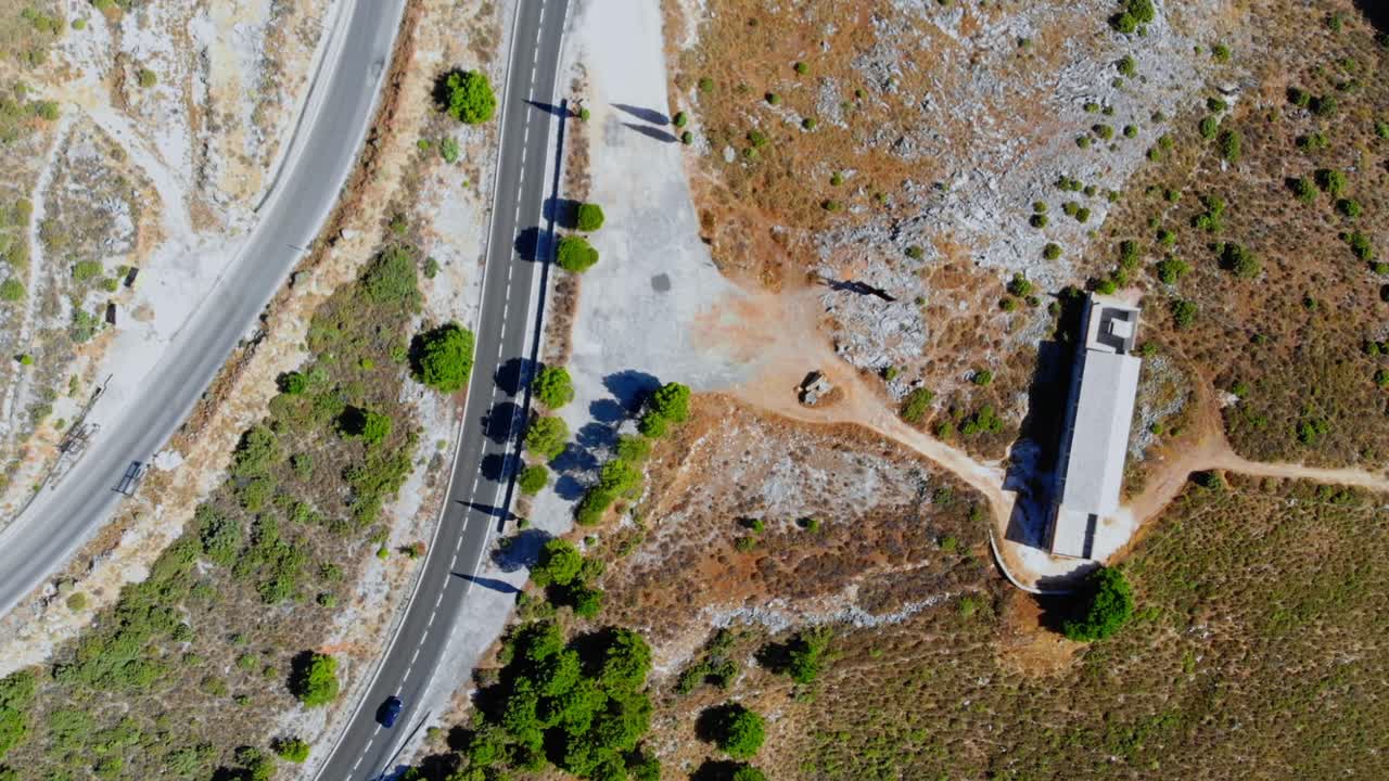 disparo de un avión no tripulado de un coche conduciendo en una carretera de