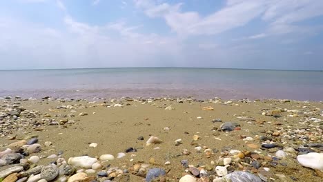 Olas-En-Una-Playa-De-Piedra