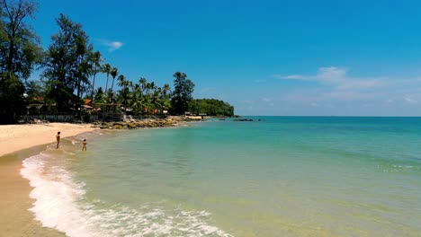 fotografía de drone de naturaleza cinematográfica en 4k de una vista aérea panorámica de las hermosas playas y montañas de la isla de koh lanta en krabi, sur de tailandia, en un día soleado.