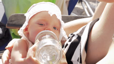 Kleines-Mädchen-Trinkt-Wasser-Aus-Der-Flasche-Im-Freien