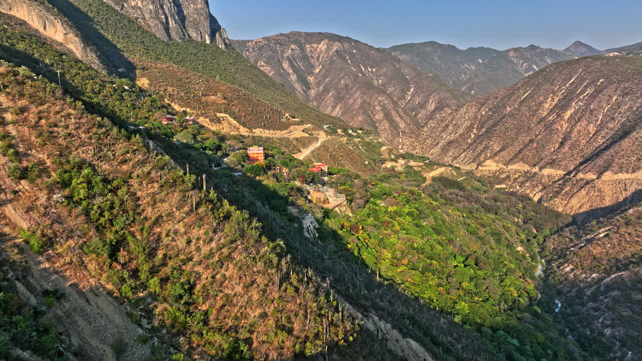 tolantongo méxico aéreo v3 paisaje natural surrealista disparo de dron sobrevuelo ladera complejo de aguas termales aislado y hermoso paisaje montañoso del cañón durante el día - filmado con cine mavic 3 - diciembre de 2021