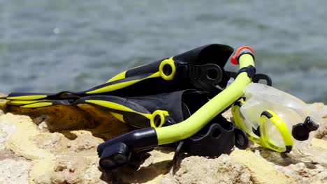 equipo de buceo en la playa