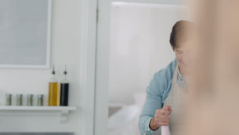 familia feliz bailando en la cocina niños divirtiéndose bailando con mamá y papá disfrutando de un emocionante fin de semana en casa imágenes en 4k
