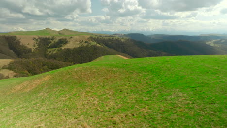paisaje montañoso en primavera