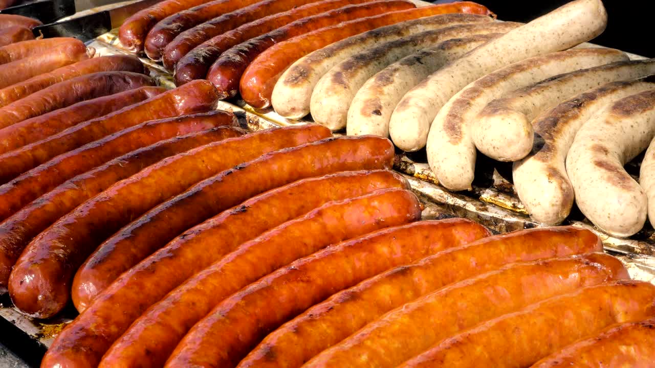 salchichas asadas, salchichas a la parrilla en el fuego