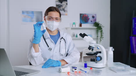 doctora presentando una muestra médica en el laboratorio
