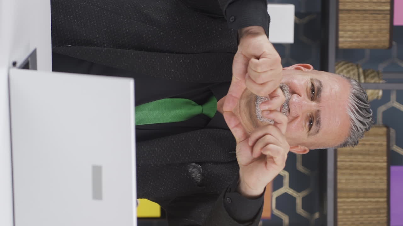 카메라에 심장 기호를 만드는 사랑하는 사업가의 수직 비디오.