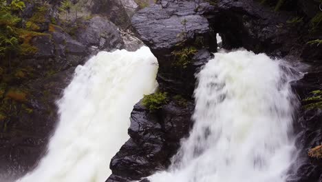 Cascada-De-Doble-Cara-Filmada-En-Primavera-Con-Movimiento-De-Cámara-Hacia-Abajo