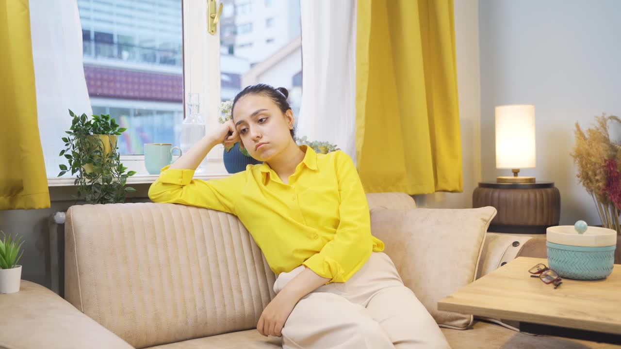 사려 깊은 젊은 여성이 밖을 지켜보고 있습니다.