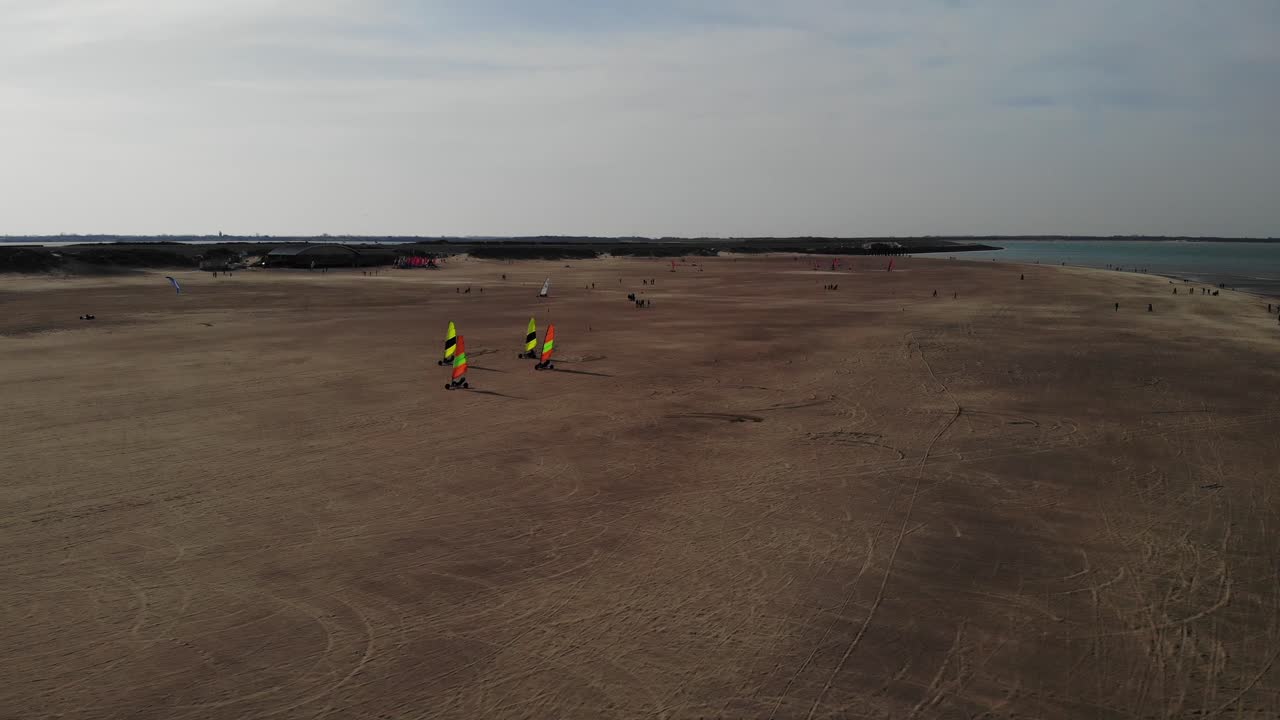 vela en tierra en la playa de brouwersdam, holanda del sur, países bajos en verano