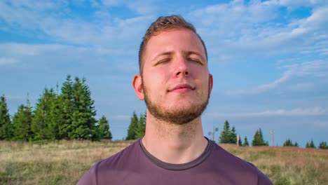 Un-Primer-Plano-De-Un-Hombre-Meditando-Al-Aire-Libre-En-Paz