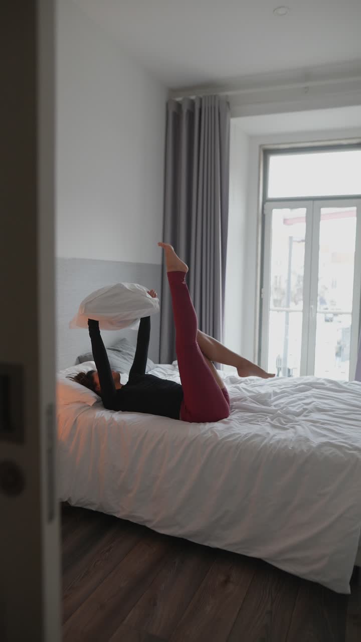 mujer haciendo yoga en su dormitorio